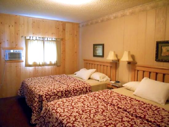 Munising_Lodging_Lakeshore