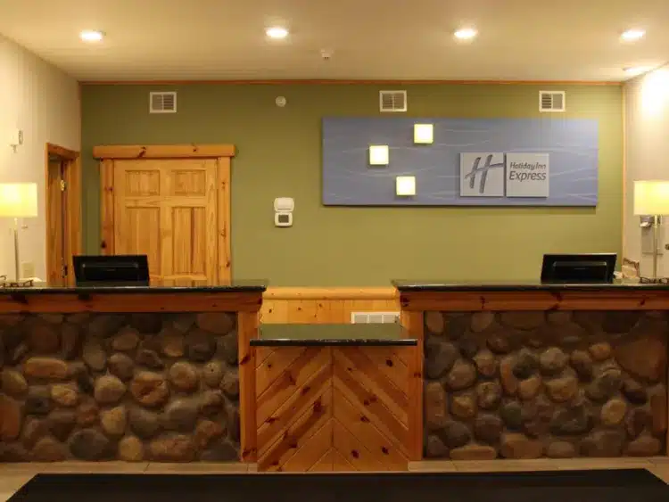 holiday-inn-express-munising-3787279638-4x3