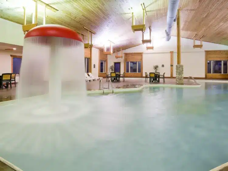 holiday-inn-express-munising-4743107366-4x3