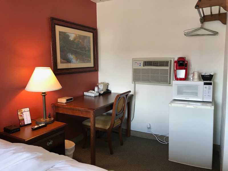 munising-motel-king-desk